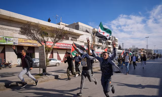 Người Syria ở thị trấn Bar Elias của Li-băng ăn mừng sự sụp đổ của chính phủ Bashar al-Assad ngày 8/12. (Ảnh: AP)