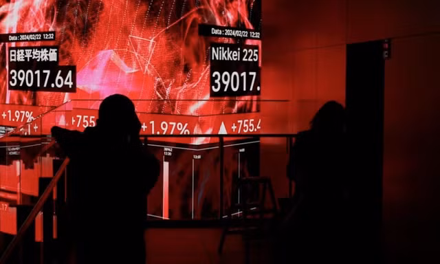 Màn hình điện tử hiển thị chỉ số bình quân Nikkei trong tòa nhà ở Tokyo ngày 22/2. (Ảnh: Reuters)