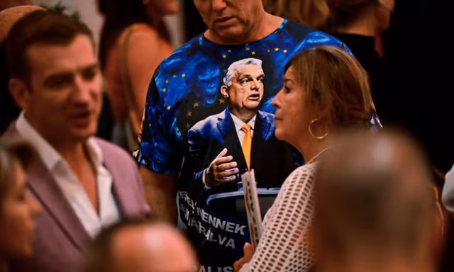 Một người mặc áo phông in hình Thủ tướng Hungary Viktor Orban. (Ảnh: Reuters)