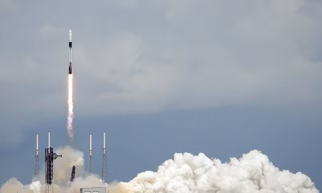 Tên lửa Falcon 9 của SpaceX đưa khoang tàu bay lên từ trạm vũ trụ Cape Canaveral ngày 28/9. (Ảnh: AP) 