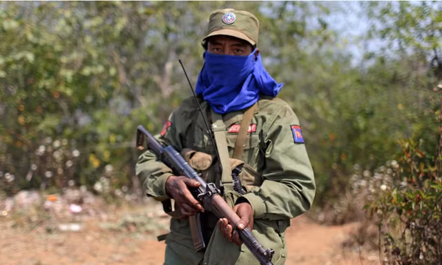 Một thành viên Quân đội Liên minh dân chủ quốc gia Myanmar (MNDAA) cầm súng canh gác gần căn cứ quân sự ở Kokang tháng 3/2015. (Ảnh: Reuters)