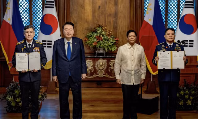 Tổng thống Hàn Quốc Yoon Suk Yeol và Tổng thống Philippines Ferdinand Marcos Jr chứng kiến lễ ký các thỏa thuận hợp tác ngày 7/10. (Ảnh: Reuters)