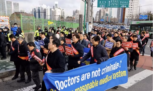 Hàng ngàn bác sĩ Hàn Quốc nghỉ việc và đình công để đòi quyền lợi. (Ảnh: Reuters)