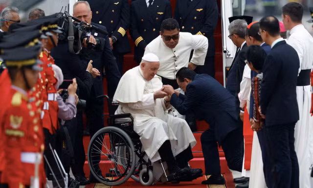 Giáo hoàng Francis được chào đón khi đến sân bay Jakarta. (Ảnh: Reuters)
