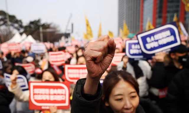 Các bác sĩ Hàn Quốc biểu tình ở Seoul ngày 3/3. (Ảnh: Reuters)