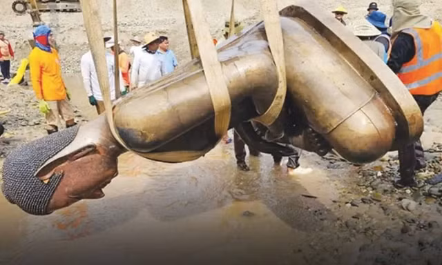 Bức tượng Phật cao khoảng 2m được khai quật ở Lào ngày 16/5. (Ảnh: The Nation)