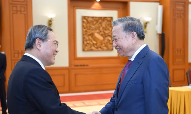 Tổng Bí thư, Chủ tịch nước Tô Lâm tiếp Thủ tướng Trung Quốc Lý Cường tối 12/10. (Ảnh: Như Ý)