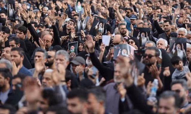Đông đảo người Iran tập trung để khóc thương Tổng thống Ibrahim Raisi ngày 20/5. (Ảnh: Reuters)