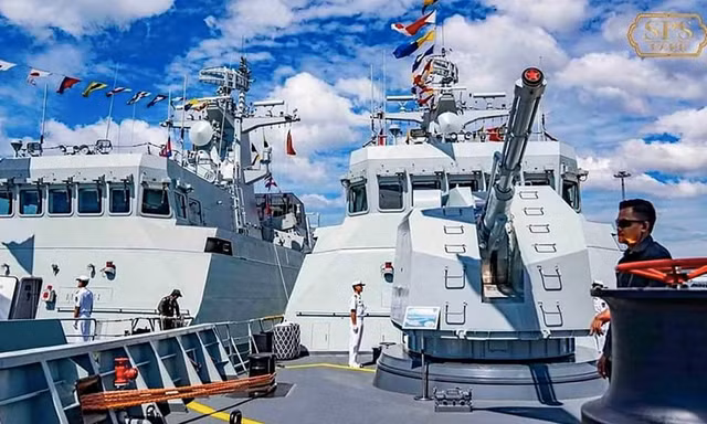 Hai tàu chiến Trung Quốc ở quân cảng Ream. (Ảnh: AP)