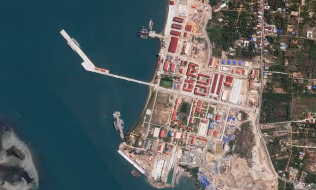Bức ảnh vệ tinh do Planet Labs PBC chụp vào ngày 8/5 cho thấy 2 tàu hộ tống của Trung Quốc neo đậu tại căn cứ Hải quân Ream của Campuchia trên Vịnh Thái Lan. (Ảnh: AP)