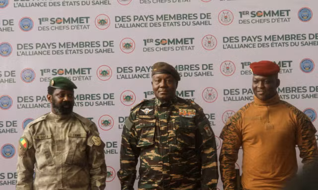 Lãnh đạo Mali, Niger và Burkina Faso chụp ảnh chung trong hội nghị thượng đỉnh Liên minh các quốc gia Sahel (AES) tại Niamey, Niger, ngày 6/7. (Ảnh: Reuters)