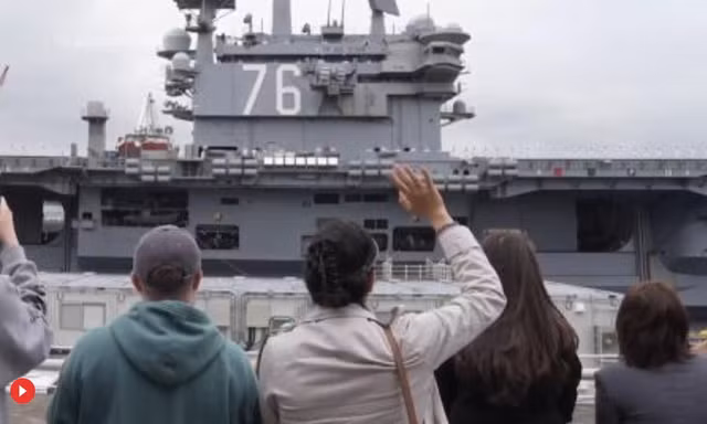 Tàu sân bay Mỹ USS Ronald Reagan rời căn cứ Yokosuka ngày 16/5. (Ảnh: AP)