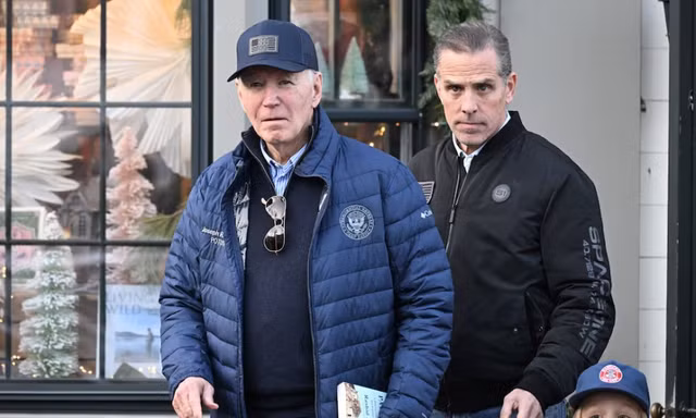 Tổng thống Mỹ Joe Biden và con trai Hunter Biden. (Ảnh: Reuters)