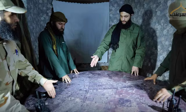Trong bức ảnh công bố năm 2016, Abu Mohammed al-Golani (thứ hai từ bên phải), thủ lĩnh của chi nhánh al-Qaeda tại Syria, đang bàn tình hình chiến trường với các chỉ huy ở Aleppo, Syria. (Ảnh: AP)
