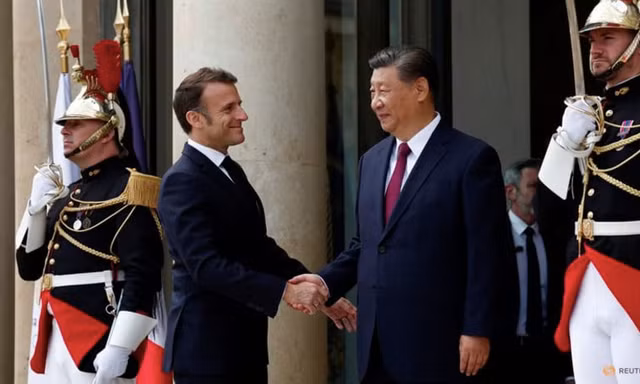 Tổng thống Pháp Emmanuel Macron đón Chủ tịch Trung Quốc Tập Cận Bình ngày 6/5. (Ảnh: Reuters)