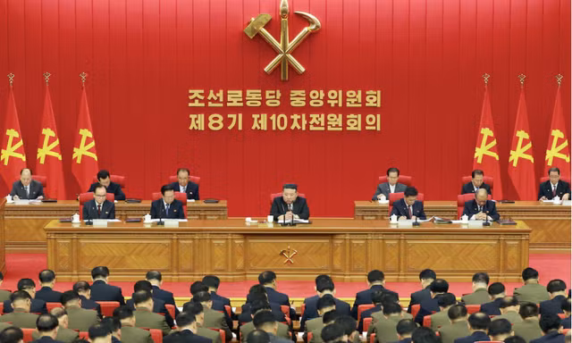 Lần đầu xuất hiện huy hiệu hình ông Kim Jong Un 
