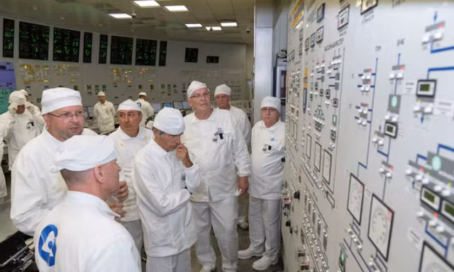 Tổng Giám đốc IAEA Rafael Grossi thăm nhà máy điện hạt nhân Kursk ngày 27/8. (Ảnh: Rosatom)