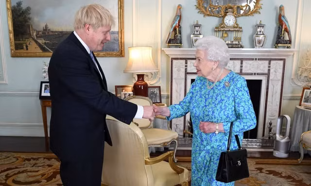 Ông Boris Johnson trong một lần tiếp kiến Nữ hoàng Elizabeth II. (Ảnh: Getty)