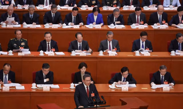 Thủ tướng Trung Quốc Lý Cường đọc báo cáo trước quốc hội ngày 5/3. (Ảnh: Reuters)