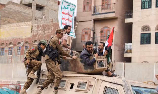 Các tay súng của Houthi ngồi trên nóc xe bọc thép tham gia cuộc biểu tình đoàn kết với người dân Palestine ở Sanaa, Yemen, ngày 24/8. (Ảnh: Reuters)