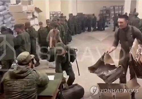 Bức ảnh được cho là cảnh các binh lính Triều Tiên đang nhận quân nhu ở Nga. ̣(Yonhap)
