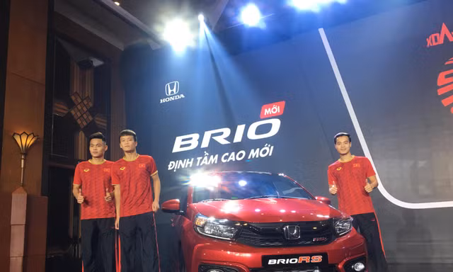 3 tuyển thủ quốc gia Văn Toàn, Hoàng Đức và Đức Chiến thích thú tạo dáng bên mẫu Honda Brio 2019 vừa ra mắt tại Việt Nam