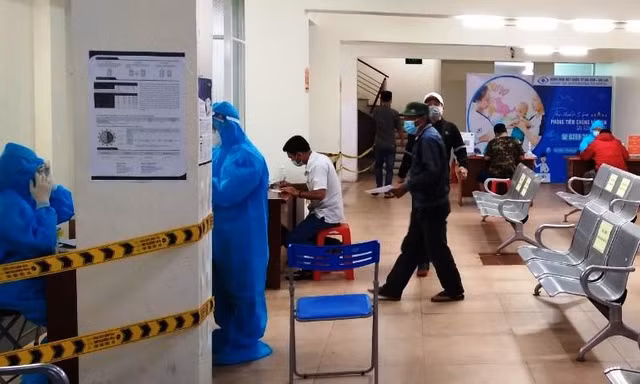 CDC Gia Lai test nhanh COVID-19 cho người dân