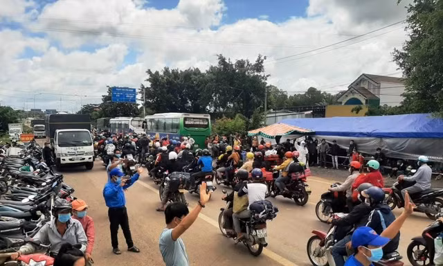 Người dân Tây Nguyên từ các tỉnh phía Nam rồng rắn bằng xe máy về quê tránh dịch