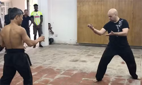 Võ sư Flores (phải) trong cuộc tỉ thí với võ sư karate Đoàn Bảo Châu tháng 7/2017.