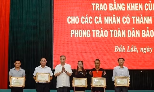 Đại tướng Tô Lâm tặng bằng khen cho 5 người dân hỗ trợ bắt nhóm đối tượng khủng bố ở Đắk Lắk