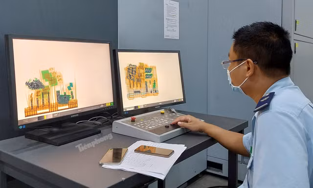 Công chức Hải quan giám sát hàng hóa thông qua máy soi chiếu