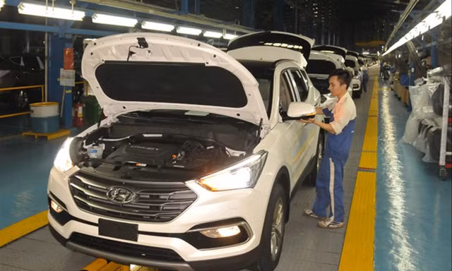 Lĩnh vực sản xuất xe ô tô chở người từ 9 chỗ ngồi trở xuống vừa được Bộ Tài chính bổ sung vào nhóm đối tượng được gia hạn tiền thuế, tiền thuê đất vượt COVID-19. Ảnh: Tuấn Nguyễn