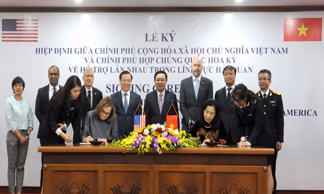 Thừa ủy quyền của Chính phủ, Thứ trưởng Bộ Tài chính Vũ Thị Mai và Đại biện Đại sứ quán Hợp chủng quốc Hoa Kỳ tại Việt Nam, bà Caryn McClelland cùng ký kết hiệp định về hỗ trợ lẫn nhau trong lĩnh vực Hải quan