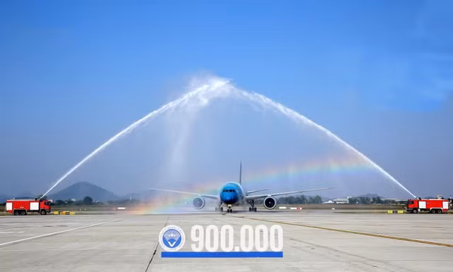 Chuyến bay mang số hiệu VN216 cất cánh từ sân bay Tân Sơn hạ cánh xuống sân bay Nội Bài lúc 9h10 hôm nay, 7/12
