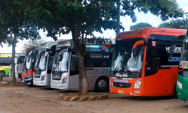 Xe khách "đóng băng" vì COVID-19 tại bến xe liên tỉnh Đắk Lắk