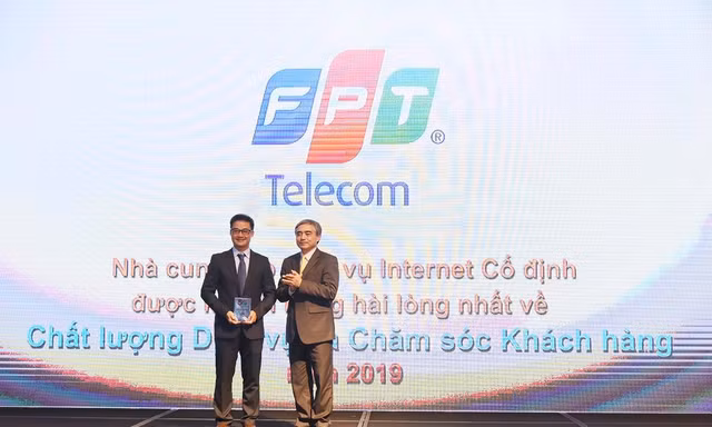 Ông Chu Hùng Thắng – Phó Tổng Giám đốc FPT Telecom nhận kỷ niệm chương từ ban tổ chức.