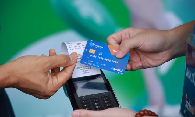 Thẻ chip Vietbank Napas thích hợp với nhiều hình thức thanh toán đặc thù như mua sắm tại các trung tâm thương mại, cửa hàng tiện lợi, mua xăng dầu, phí giao thông công cộng - Bus, Metro…