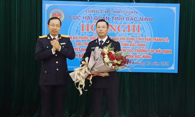 Tổng cục trưởng Tổng cục Hải quan Nguyễn Văn Cẩn trao quyết định bổ nhiệm, tặng hoa cho tân Cục trưởng Hải quan Bắc Ninh Trần Đức Hùng