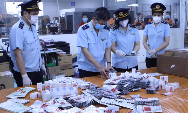 Hơn 60.000 viên thuốc điều trị COVID-19 ngụy trang dưới “vỏ bọc” thực phẩm vừa được lực lượng Hải quan phát hiện, bắt giữ đầu tháng 9/2021