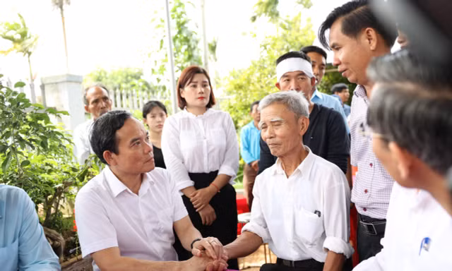 Phó Thủ tướng thăm hỏi gia đình các nạn nhân trong vụ nổ súng ở Đắk Lắk 