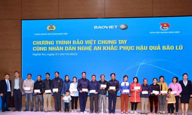 Cán bộ Bảo Việt ủng hộ đồng bào bị bão lũ tại Nghệ An gần 1 tỷ đồng