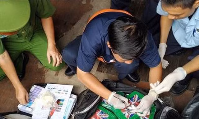 Lực lượng chức năng kiểm tra tang vật vụ án