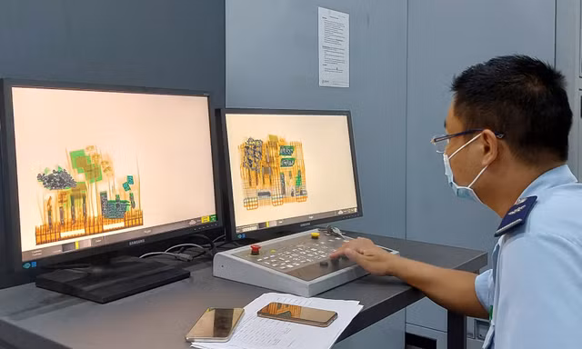 Hàng hóa được soi chiếu tại Cảng Hàng không Quốc tế Nội Bài