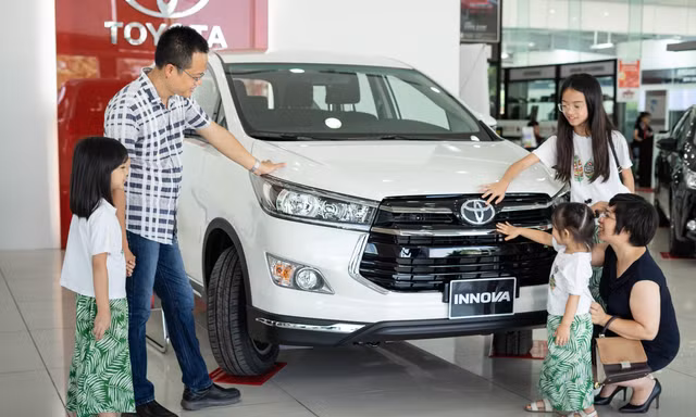 Khách hàng tìm hiểu các dòng xe của Toyota đang bày bán