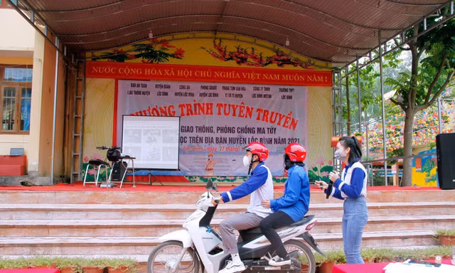HEAD Lộc Bình hướng dẫn học viên ngồi sau xe máy an toàn