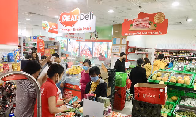 Người dân chen chân mua hàng tích trữ sáng 7/3 sau khi Hà Nội có ca nhiễm Covid-19 đầu tiên. Ảnh: Tuấn Nguyễn