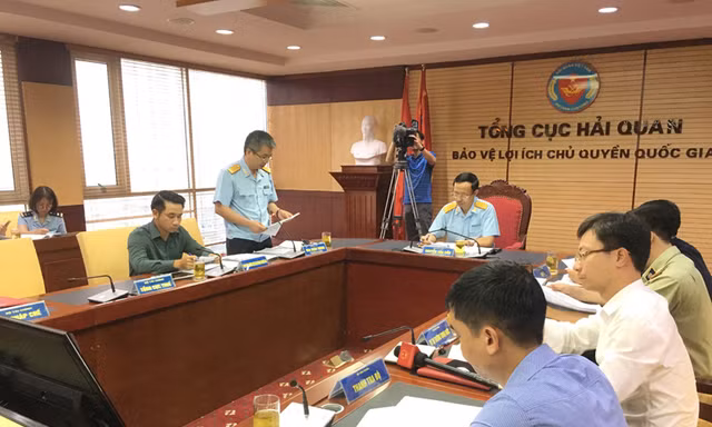 Đại diện Tổng cục Hải quan báo cáo kết quả sơ bộ để các bên cùng thảo luận sáng 28/10. Ảnh: Tuấn Nguyễn