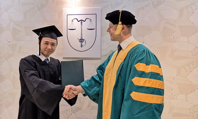 Bức ảnh được đăng trên một tạp chí nghề báo kèm chú thích ông Hùng nhận bằng tiến sĩ ngành Kinh tế môi trường.