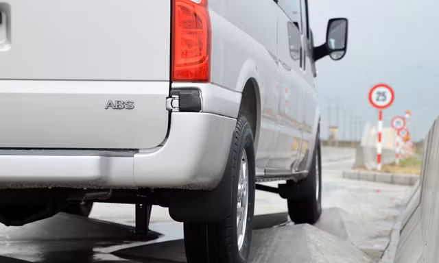 Các tiêu chí về độ ồn và tiếng động lạ của xe sẽ được đánh giá trên địa hình thử gồ ghề như đường gợn sóng, và các đoạn đường có bề mặt dây thừng hay góc sắt