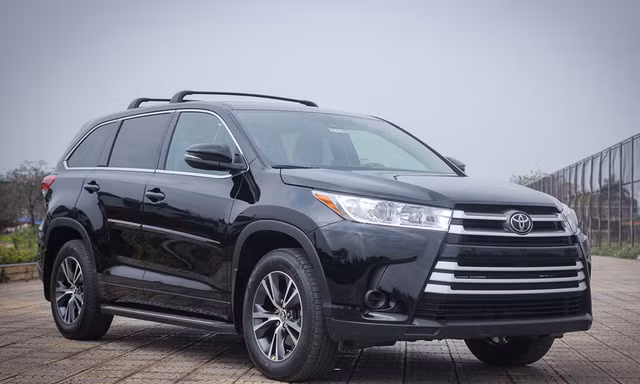 Bốn container xe Toyota Highlander vô chủ ở cảng Hải Phòng